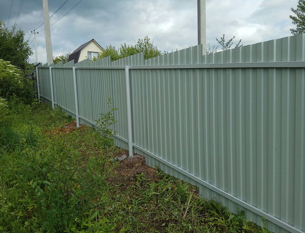 Ограда территории забором из профнастила синего цвета
