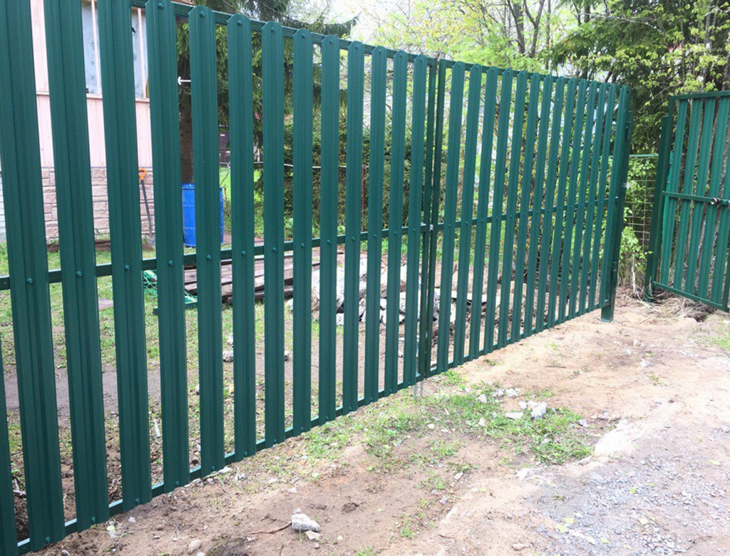 Зеленый забор из евроштакетника для частного дома